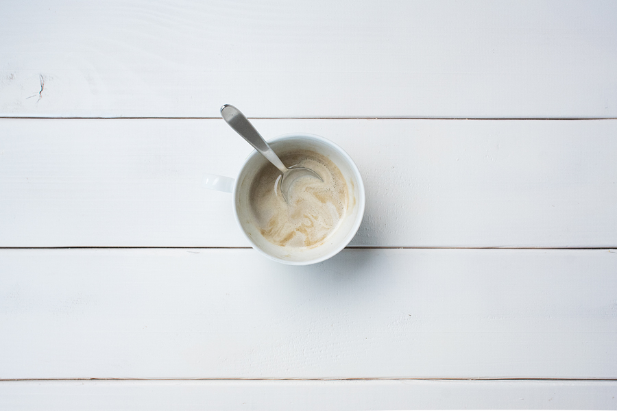 1. In einer Tasse Hefe und Zucker in 50 ml Pflanzendrink glattrühren. Für 10 Minuten beiseite stellen, bis die Mischung anfängt, Blasen zu werfen.