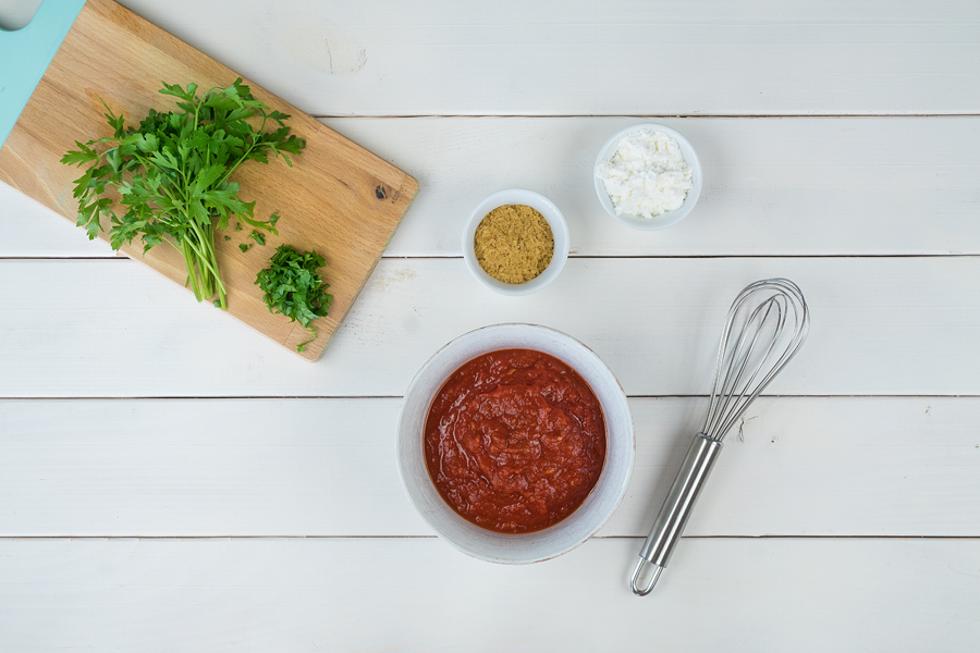 8. Die Tomatensauce mit Hefeflocken und Speisestärke verrühren