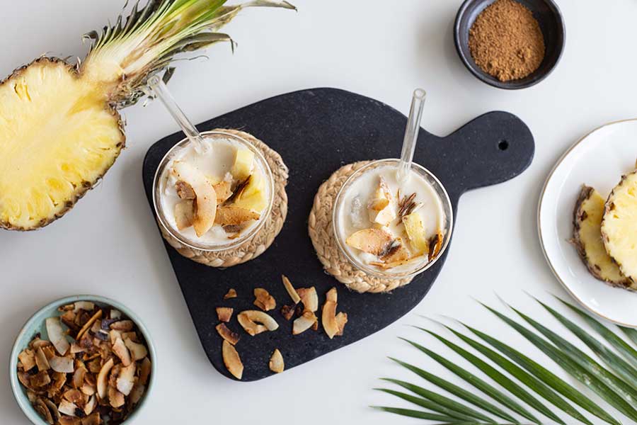 Alkoholfreie Piña Colada mit karamellisierten Kokos-Chips Alkoholfreie Piña Colada mit karamellisierten Kokos-Chips
