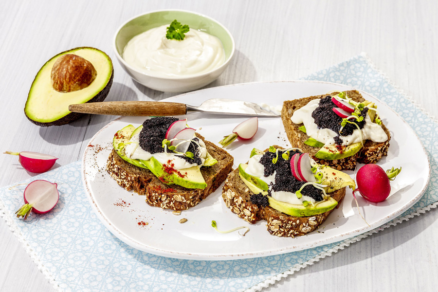 Amaranth-Kaviar auf Snack-Broten Amaranth-Kaviar auf Snack-Broten