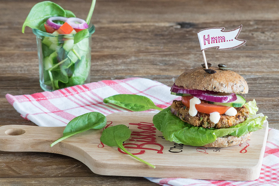 Borlotti-Burger mit Kürbiskernbrötchen & Cashew-Mayo Borlotti-Burger mit Kürbiskernbrötchen & Cashew-Mayo
