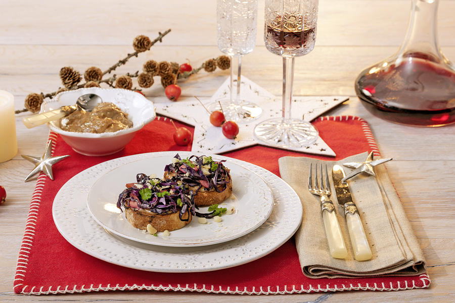 Bruschetta mit Haselnuss-Lebkuchen-Creme und gebratenem Apfel-Rotkohl Bruschetta mit Haselnuss-Lebkuchen-Creme und gebratenem Apfel-Rotkohl