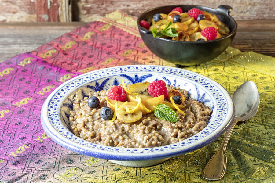 Buchweizen-Dattel-Risotto mit Tahin und heißem Obst