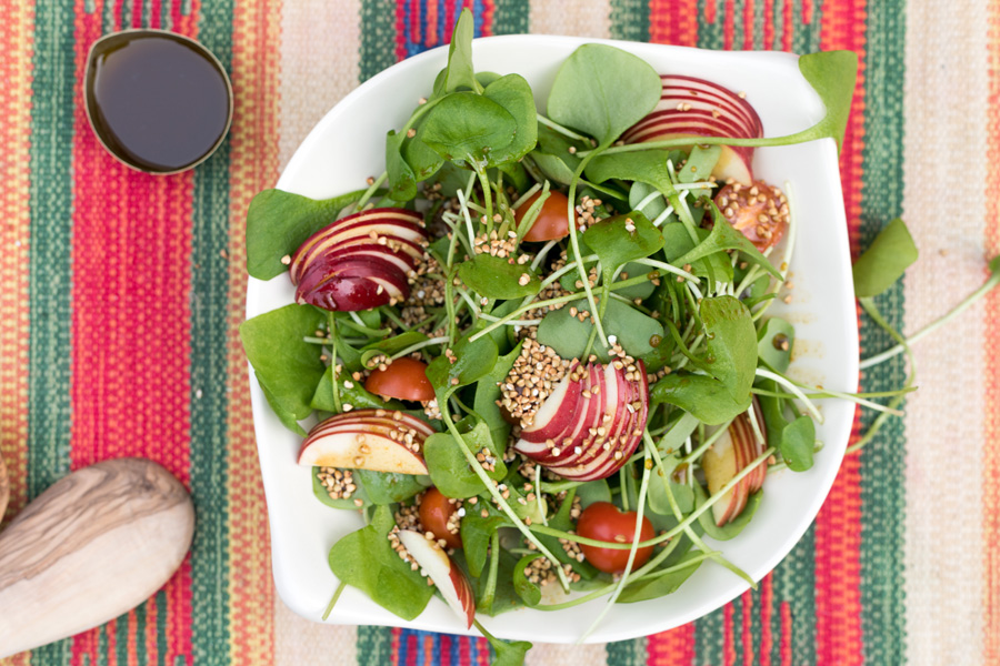 Gerösteter Buchweizen-Salat mit Apfel und Tomate