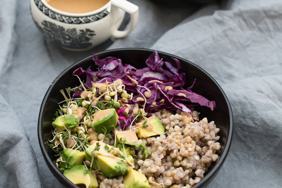 Buchweizen-Buddha-Bowl mit Avocado, S... Buchweizen-Buddha-Bowl mit Avocado, S...