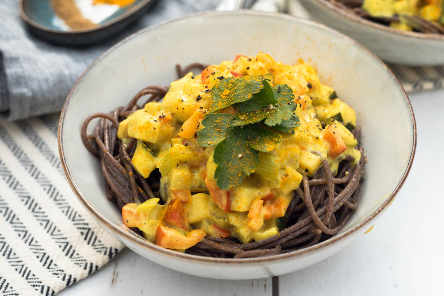 Basische Buchweizen-Spaghetti mit Gemüse-Cashew Sauce Basische Buchweizen-Spaghetti mit Gemüse-Cashew Sauce
