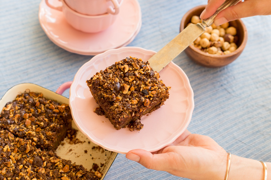 Coffee-Crumble-Kuchen mit Haselnüssen und Schokolade