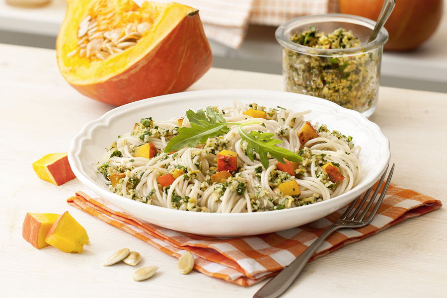 Emmer-Spaghetti mit fruchtigem Rucola-Apfel-Pesto Emmer-Spaghetti mit fruchtigem Rucola-Apfel-Pesto