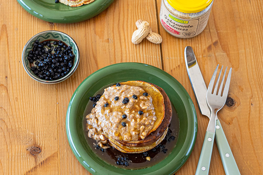 Glutenfreie Pancakes mit Ahornsirup u... Glutenfreie Pancakes mit Ahornsirup u...