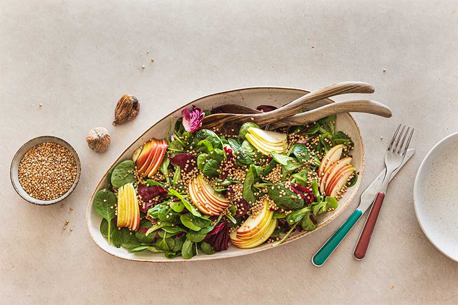 Feldsalat mit Apfel und geröstetem Buchweizen Feldsalat mit Apfel und geröstetem Buchweizen