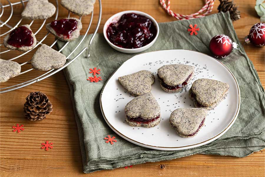 Fluffiges Mohngebäck mit Sauerkirsch Marmelade