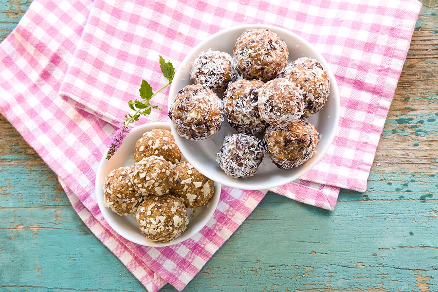 Fruchtkugeln Aprikose-Sesam und Aprikose-Sauerkirsch