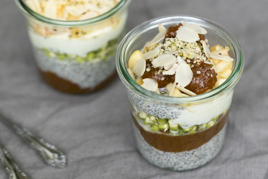 Chia-Aprikosen-Frühstück mit frisch... Chia-Aprikosen-Frühstück mit frisch...