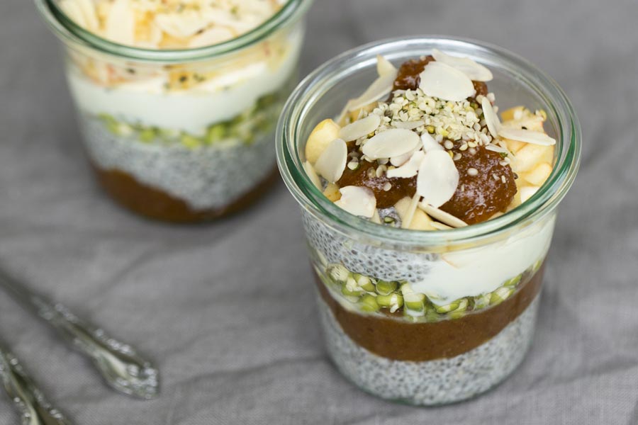 Chia-Aprikosen-Frühstück mit frischen Sprossen