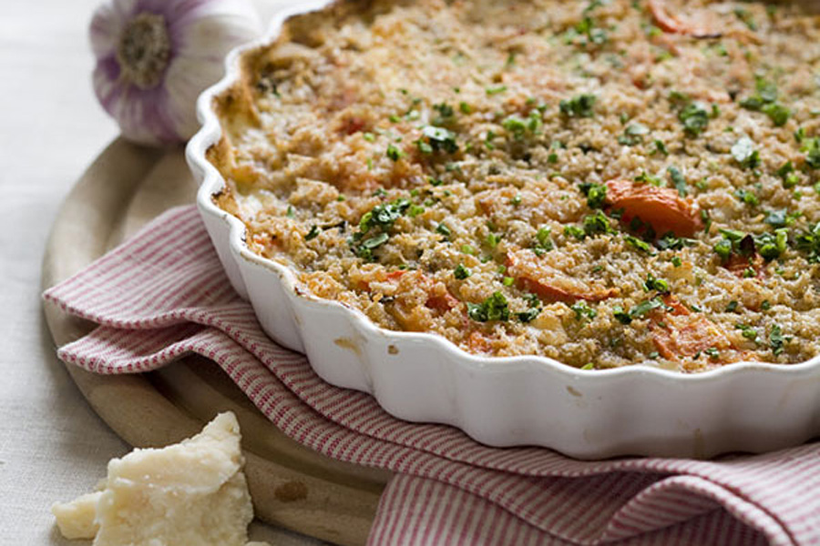 Gemüsegratin mit Parmesan-Kräuterkruste