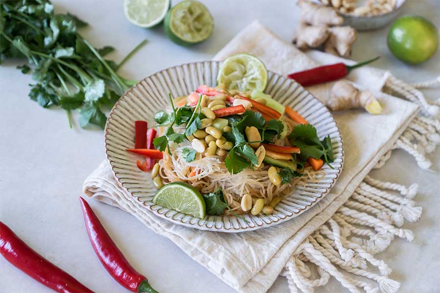 Asiatischer Glasnudelsalat mit Erdnuss-Sauce