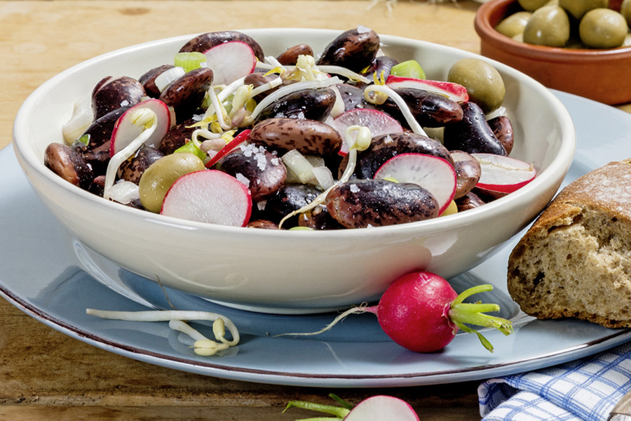 Griechischer Salat mit bunten Riesenbohnen Griechischer Salat mit bunten Riesenbohnen