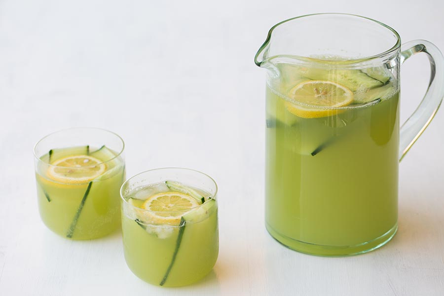 Gurkenlimonade mit Ingwer und frisch gepresster Zitrone