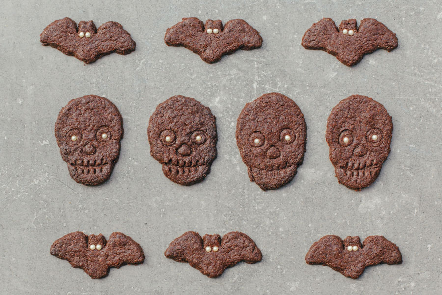 Halloween-Kekse aus rotem Linsenmehl Halloween-Kekse aus rotem Linsenmehl