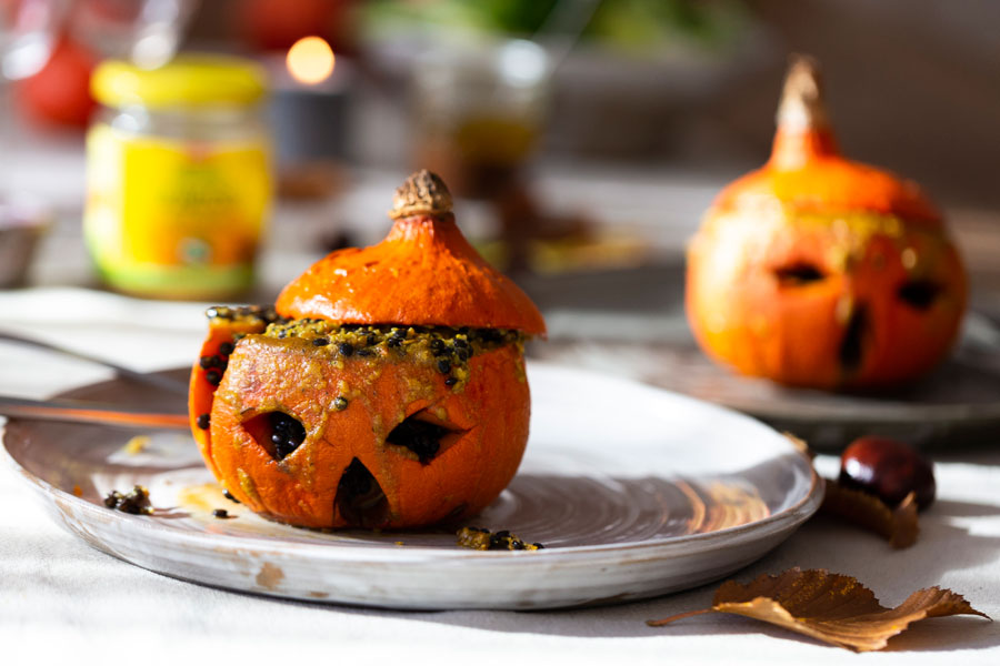 Halloween Hokkaido mit Beluga Linsen, gefüllt mit Räuchertofu Halloween Hokkaido mit Beluga Linsen, gefüllt mit Räuchertofu