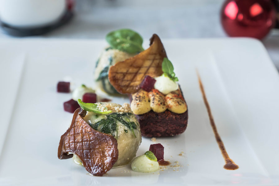 Chipotle-Braten mit Senfkruste, Spinatknödel und Balsamico-Seitlingen Chipotle-Braten mit Senfkruste, Spinatknödel und Balsamico-Seitlingen