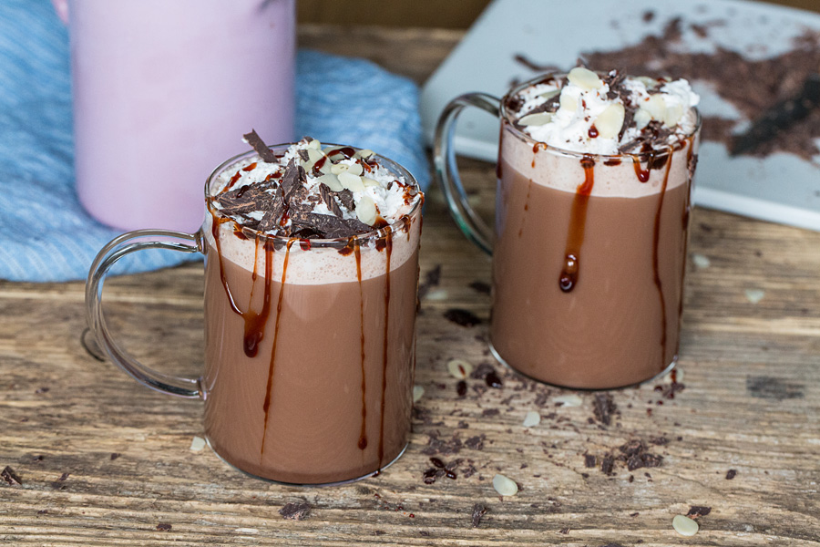 Heiße Schokolade mit Nuss-Nougat-Creme, Kokosblütensirup und Mandelsplitter