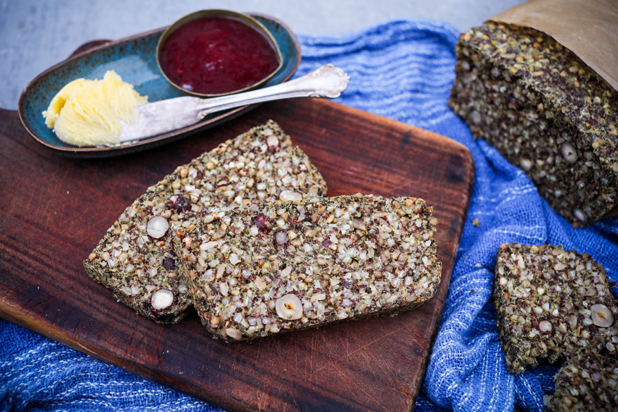 Körnerbrot mit Kürbiskernmehl und Buchweizen