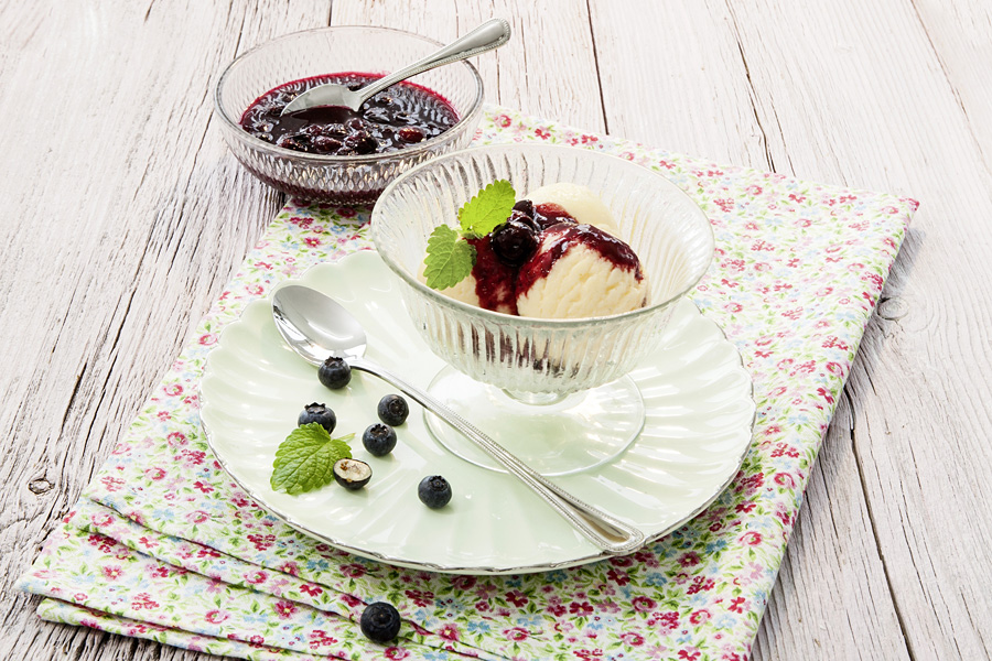 Kokos-Mandel Eis mit heißen Blaubeeren Kokos-Mandel Eis mit heißen Blaubeeren