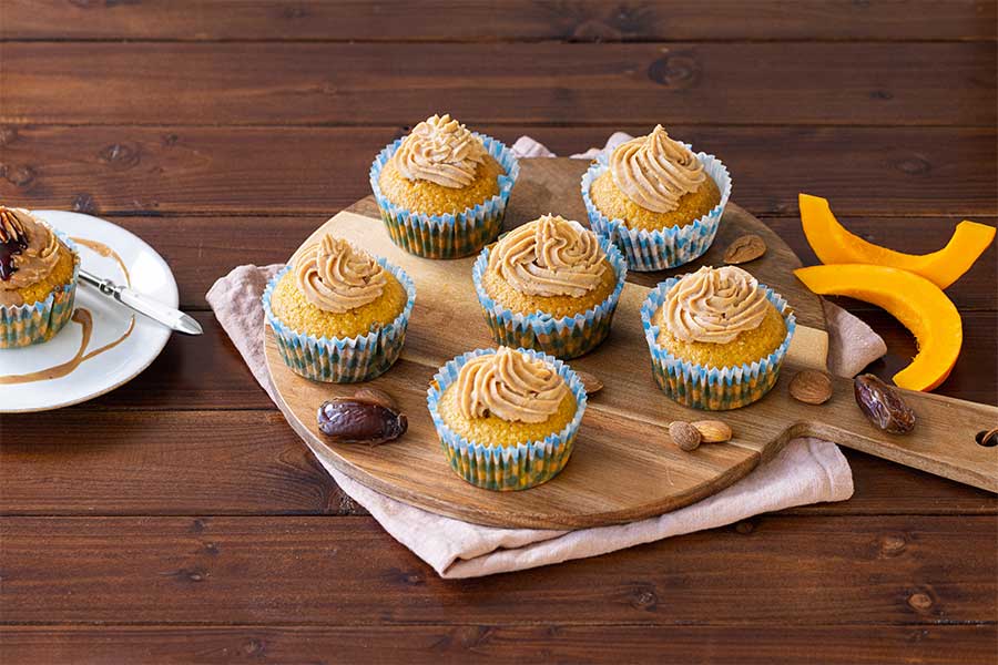 Kürbis Cup Cakes mit Kokos Mandelmus und Datteln Kürbis Cup Cakes mit Kokos Mandelmus und Datteln