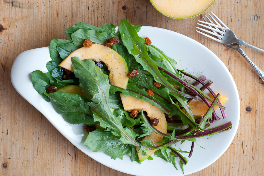Roter Löwenzahnsalat mit Melone und Walnüssen Roter Löwenzahnsalat mit Melone und Walnüssen