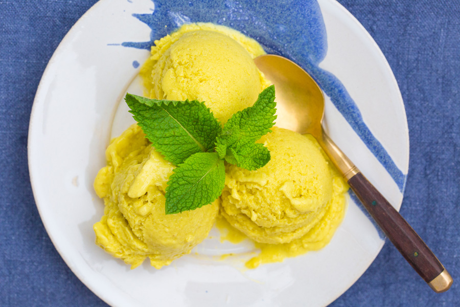 Frisches Mango-Eis mit Kokosmilch