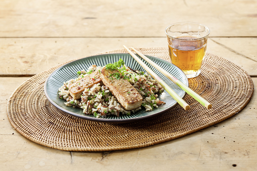 Marinierter Tofu auf gekräutertem Nuss-Reis Marinierter Tofu auf gekräutertem Nuss-Reis