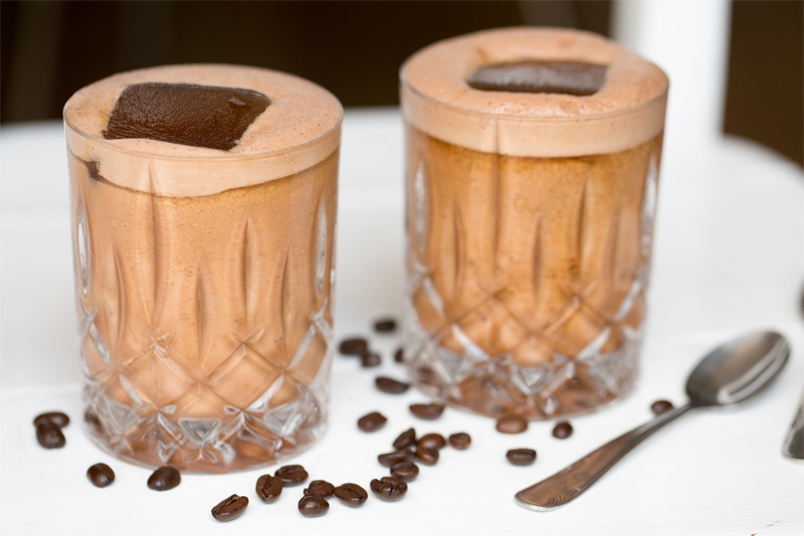 Mokka-Eis-Kaffee mit Kaffee-Eiswürfeln Mokka-Eis-Kaffee mit Kaffee-Eiswürfeln