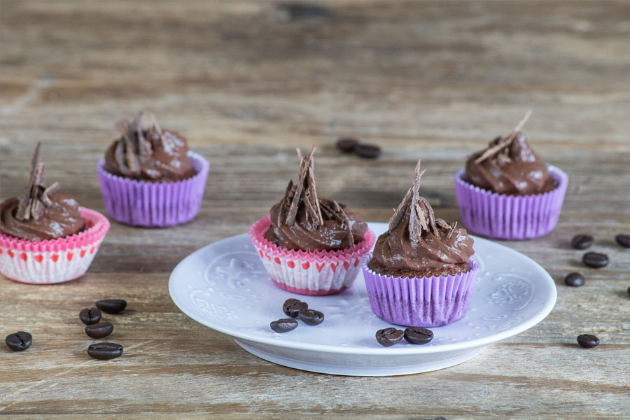 Ein geeignetes Rezept zum Üben sind zum Beispiel die Death-by-Coffee-Cupcakes von Stina Spiegelberg. Zum Rezept kommt ihr, indem ihr auf das Bild klickt Ein geeignetes Rezept zum Üben sind zum Beispiel die Death-by-Coffee-Cupcakes von Stina Spiegelberg. Zum Rezept kommt ihr, indem ihr auf das Bild klickt
