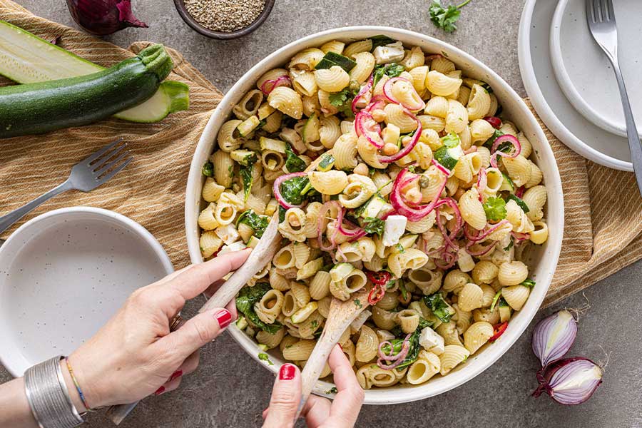 Conchiglie Nudelsalat mit gepickelten Zwiebeln, Spinat und Feta