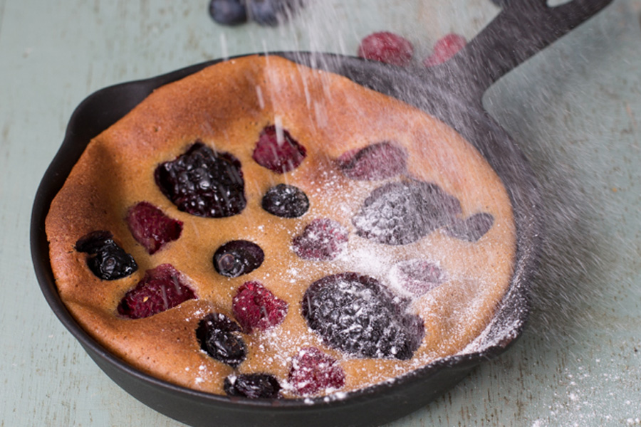 Im Ofen gebackene Pfannkuchen mit Beeren Im Ofen gebackene Pfannkuchen mit Beeren