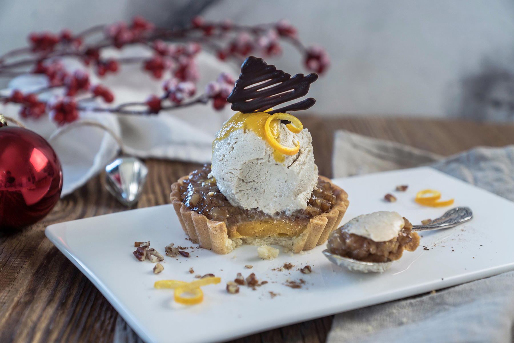 Pekan Pie mit Spekulatiuseis und Amarettosauce Pekan Pie mit Spekulatiuseis und Amarettosauce