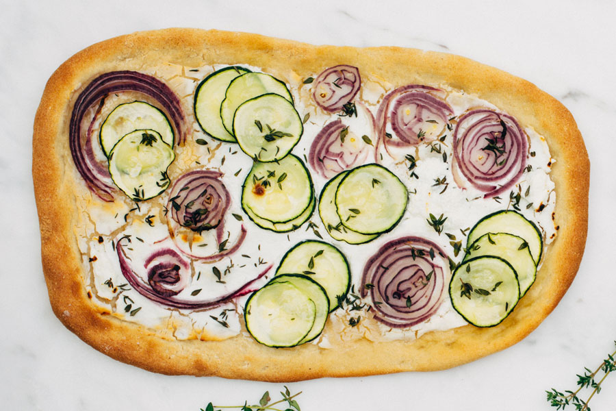 Pizza mit Ziegenkäse und Zucchini Pizza mit Ziegenkäse und Zucchini
