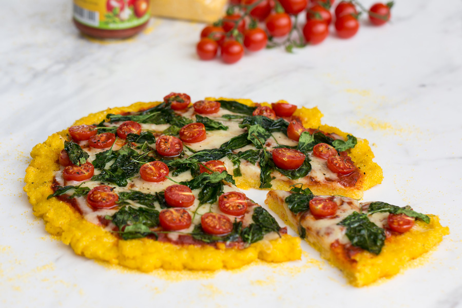 Polenta-Pizza mit Kirschtomaten und Spinat Polenta-Pizza mit Kirschtomaten und Spinat