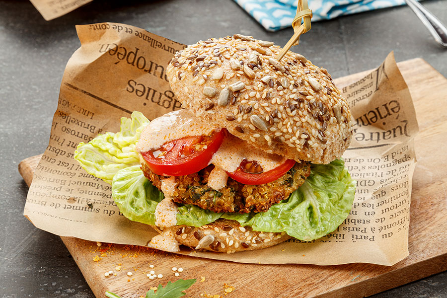 Quinoa-Hafer-Burger mit Sauerrahm-Sauce Quinoa-Hafer-Burger mit Sauerrahm-Sauce