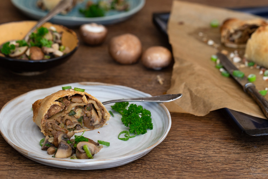 Strudel mit Pilzen und braunem Mandelmus Strudel mit Pilzen und braunem Mandelmus