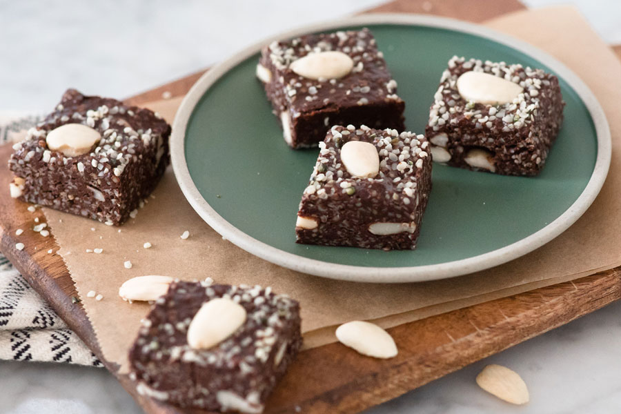 Low Carb Schoko-Fudges mit Hanfsamen und Mandeln Low Carb Schoko-Fudges mit Hanfsamen und Mandeln