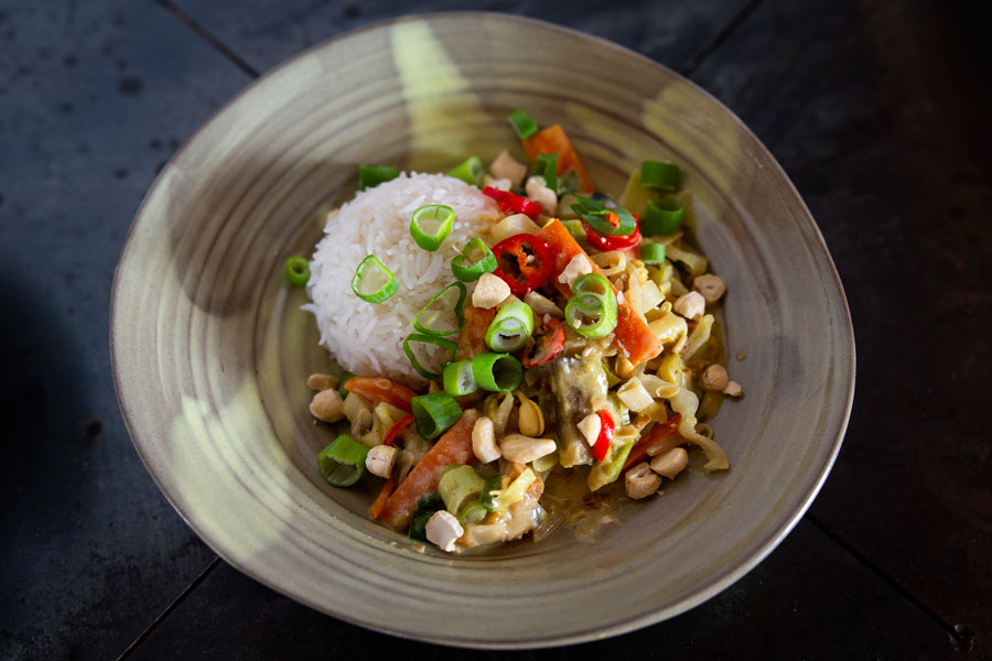 Asia-Wok mit Curry-Kokos-Erdnusssoße mit Basmatireiskugeln Asia-Wok mit Curry-Kokos-Erdnusssoße mit Basmatireiskugeln