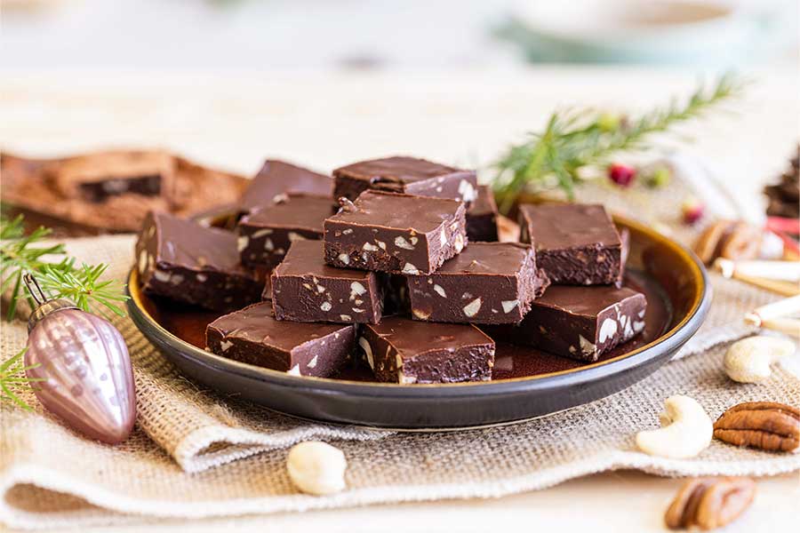 Schokoladen Konfekt mit Pekannüssen und Cashews Schokoladen Konfekt mit Pekannüssen und Cashews