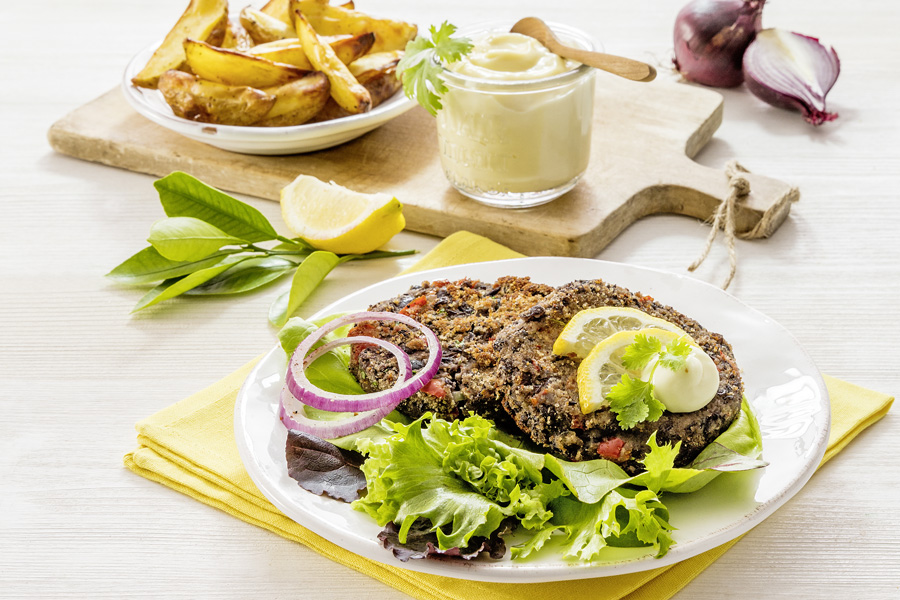 Schwarze-Bohnen-Burger mit Kartoffelspalten Schwarze-Bohnen-Burger mit Kartoffelspalten