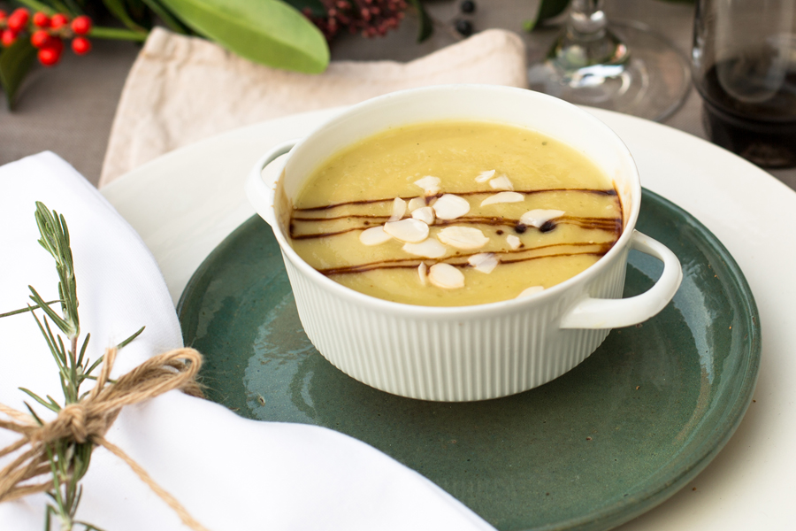 Schwarzwurzelsuppe mit Pastinaken, einem Schuss Balsamico und Mandelblättchen Schwarzwurzelsuppe mit Pastinaken, einem Schuss Balsamico und Mandelblättchen