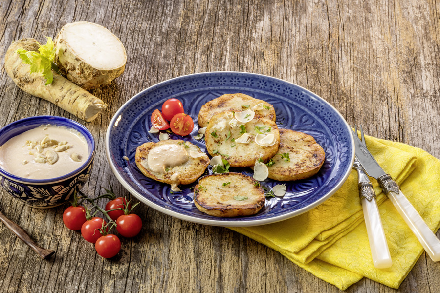 Sellerieschnitzel mit Cashew-Meerrettich-Dip Sellerieschnitzel mit Cashew-Meerrettich-Dip
