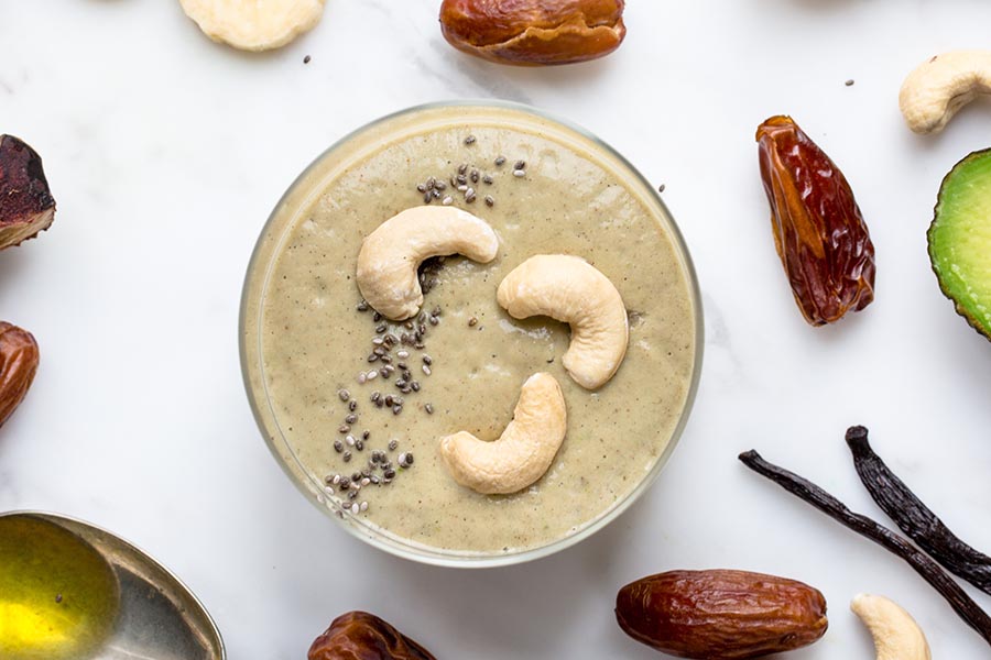 Smoothie mit Avocado, Datteln und Chiasamen
