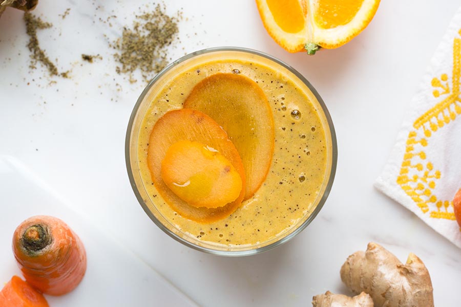 Smoothie mit Kaki, Orange, Datteln und Hanföl