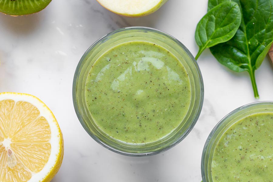 Smoothie mit Kiwi, Apfel, Spinat und Chiasamen